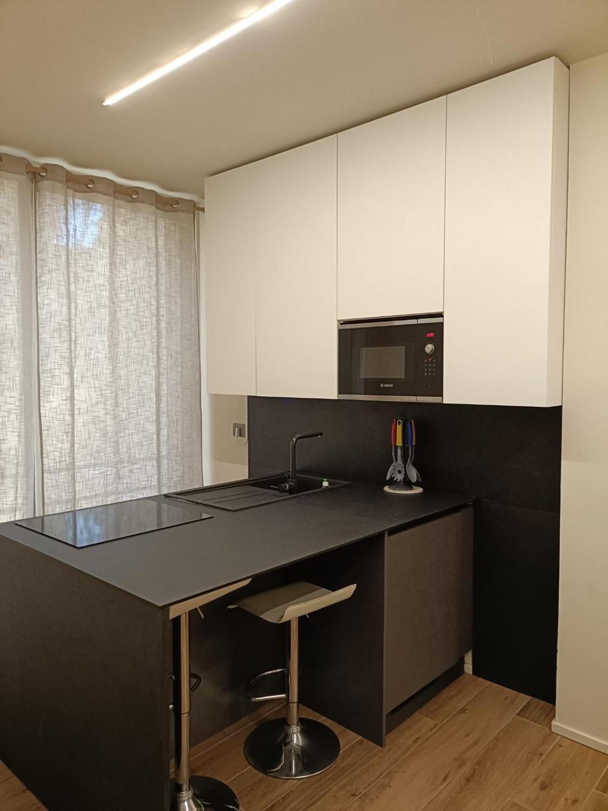 Riviera Apartments Near The Beach + Parking Росолина Маре Екстериор снимка